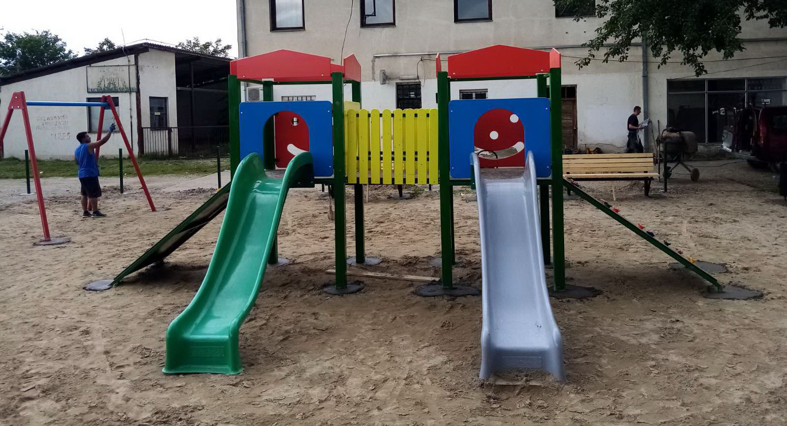 Dečije igralište sa toboganima i rekvizitima